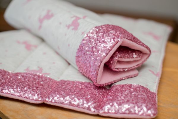 Handgefertigte Bandagierunterlagen mit rosa Glitzereinhörnern