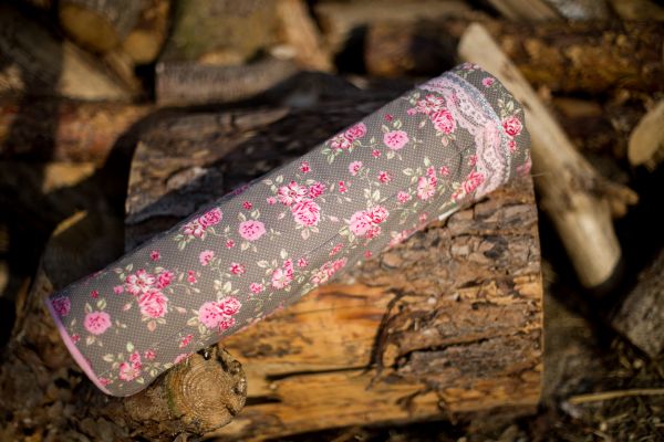 Handgefertigte Bandagierunterlagen mit Blumenmotiv
